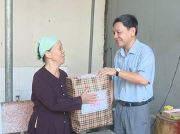 PHÓ BÍ THƯ ĐẢNG ỦY, CHỦ TỊCH UBND XÃ SÓC SƠN PHẠM QUANG NGỌC THĂM, TẶNG QUÀ GIA ĐÌNH CHÍNH SÁCH