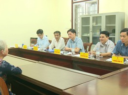 Đồng chí Phùng Bá Nhân - Bí thư Đảng uỷ, Chủ tịch HĐND xã tiếp công dân 