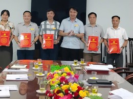 ĐẢNG ỦY CÁC CƠ QUAN ĐẢNG XÃ PHÚC SƠN TỔ CHỨC HỘI NGHỊ CÔNG BỐ VÀ TRAO CÁC QUYẾT ĐỊNH THÀNH LẬP CHI BỘ VÀ CÔNG TÁC CÁN BỘ