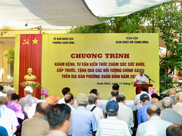 Phường Xuân Đỉnh tổ chức khám, cấp thuốc miễn phí cho người có công nhân dịp 27/7