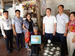 Chủ tịch UBND xã Thanh Oai Vũ Quỳnh thăm, tặng quà tri ân các gia đình chính sách