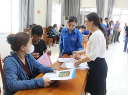 Điểm phục vụ hành chính công xã Hòa Phú áp dụng linh hoạt “online và thủ công. 