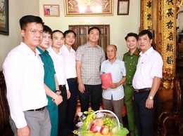 Lãnh đạo xã Minh Châu thăm, tặng quà Mẹ liệt sĩ và các đồng chí nguyên lãnh đạo xã nhân dịp 27/7