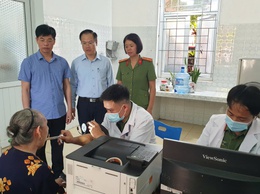 Phường Phú Lương phối hợp với bệnh viện Công an Thành phố khám bệnh, cấp thuốc miễn phí cho 431 đối tượng chính sách