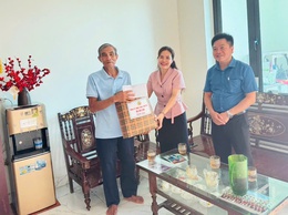 ĐỒNG CHÍ LÊ THỊ HỒNG GIANG – TVĐU, CHỦ NHIỆM ỦY BAN KIỂM TRA THĂM, TẶNG QUÀ GIA ĐÌNH CHÍNH SÁCH, NGƯỜI CÓ CÔNG 