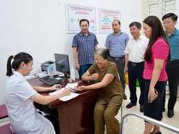 Sơn Tây tổ chức khám bệnh, tặng quà cho các đối tượng chính sách, người có công