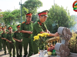Công an xã Phú Cát tổ chức dâng hương tại các nghĩa trang liệt sỹ nhân kỷ niệm 78 năm ngày thương binh – liệt sỹ (27/7/1947 – 27/7/2025)

