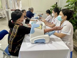 Phường Cầu Giấy tổ chức Khám, chăm sóc sức khỏe miễn phí cho đối tượng chính sách nhân kỷ niệm 78 năm ngày Thương binh - Liệt sỹ (27/7/1947-27/7/2025)