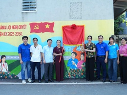 Xã Vân Đình: Gắn biển công trình Thanh niên “Tranh tường bích họa” chào mừng Đại hội Đảng bộ xã lần thứ I
