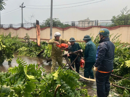PHƯỜNG PHƯƠNG LIỆT KHẨN TRƯƠNG HUY ĐỘNG LỰC LƯỢNG KHẮC PHỤC HẬU QUẢ SAU CƠN GIÔNG LỐC, MƯA LỚN XẢY RA TRÊN ĐỊA BÀN