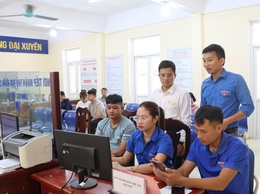 Đồng chí Phó Chủ tịch UBND xã kiểm tra và thực hiện ký văn bản tại Điểm phục vụ hành chính công