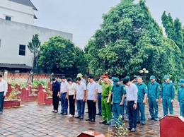 Xã Yên Bài tổ chức lễ dâng hương, dâng hoa viếng nghĩa trang liệt sĩ.