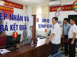 Đồng chí Đàm Công Lợi – Bí thư Đảng ủy, Chủ tịch HĐND xã Phú Cát kiểm tra công vụ tại điểm tiếp công dân và các đoàn thể