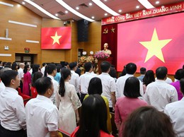 Lễ chào cờ đầu tiên của lãnh đạo, cán bộ, công chức, viên chức, người lao động cơ quan phường Đống Đa