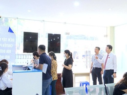 Đồng chí Nguyễn Hoàng Trường – Bí thư Đảng uỷ xã Hoài  Đức thăm, kiểm tra tình hình giải quyết thủ tục hành chính tại điểm phục vụ hành chính công cấp xã