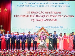 Bí thư Thành ủy Hà Nội trao quyết định về công tác cán bộ tại xã Quang Minh