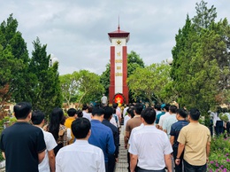 Phường Phú Lương tổ chức viếng Nghĩa trang liệt sỹ nhân ngày đầu tiên chính thức vận hành đơn vị hành chính mới