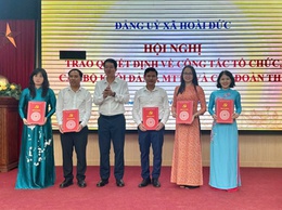 Đảng uỷ xã Hoài Đức công bố và trao Quyết định về công tác tổ chức, cán bộ, khối Đảng, MTTQ và các đoàn thể