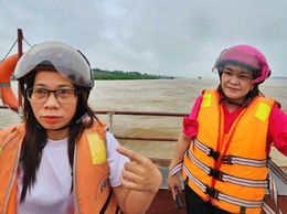 Cán bộ Hà Nội mặc áo phao, vượt sông đến xã đảo trong ngày đầu vận hành chính quyền 2 cấp