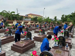 Đoàn viên thanh niên phường Phú Lương tổ chức chỉnh trang, chăm sóc hai nghĩa trang liệt sĩ nhân kỷ niệm 78 năm ngày Thương binh - Liệt sĩ (27/7/1947 - 27/7/2025)