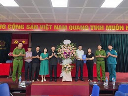 Lãnh đạo phường Đống Đa thăm và chúc mừng Ngày Truyền thống lực lượng Cảnh sát nhân dân