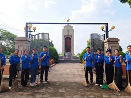 Đoàn viên thanh niên xã Nam Phù ra quân tổng vệ sinh Nghĩa trang liệt sĩ Vạn Phúc