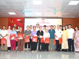 Hoà Xá: Tặng quà tri ân các gia đình thân nhân liệt sỹ nhân kỷ niệm 78 năm Ngày Thương binh - Liệt sĩ
