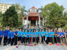 MTTQ và các đoàn thể Chính trị - Xã hội cùng lực lượng Quân sự phường ra quân vệ sinh môi trường, chỉnh trang, dọn dẹp Nhà Lưu niệm Bác Hồ và 4 đài tưởng niệm trên địa bàn phường