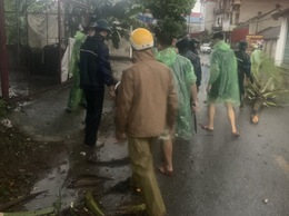 XÃ HÒA PHÚ KHẮC PHỤC KỊP THỜI SỰ CỐ CÂY ĐỔ SAU MƯA GIÔNG
