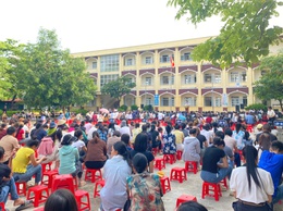 Phó Chủ tịch UBND xã Quang Minh Phạm Anh Tuấn dự họp với phụ huynh Trường Tiểu học Chi Đông về chủ trương hỗ trợ bữa ăn bán trú cho học sinh