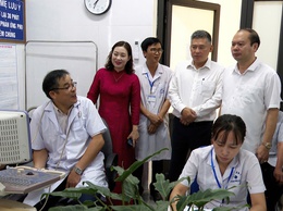 Một số hình ảnh của các đồng chí lãnh đạo kiểm tra công tác: “Khám bệnh, tư vấn sức khỏe, cấp thuốc, tặng quà” cho đối tượng người có công