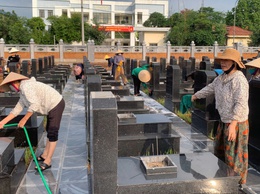 Phụ nữ và Cựu chiến binh xã Phúc Thọ ra quân vệ sinh nghĩa trang liệt sĩ chào mừng Đại hội Đảng bộ xã và kỷ niệm Ngày TBLS 27/7
