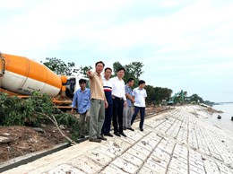 Lãnh đạo xã Bát Tràng kiểm tra đê, kè, cống trước khi cơn bão số 3 đổ bộ vào đất liền