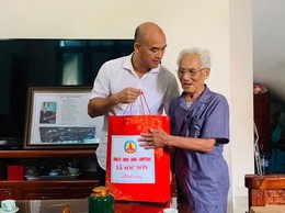 TRƯỞNG CÔNG AN XÃ SÓC SƠN NGUYỄN NGỌC TUẤN THĂM, TẶNG QUÀ GIA ĐÌNH CHÍNH SÁCH