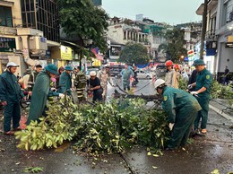 Phường Hoàn Kiếm: nhanh chóng, khẩn trương, chủ động khắc phục cơn giông lốc chiều ngày 19/7/2025
