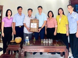 PHÓ CHỦ TỊCH HĐND XÃ SÓC SƠN  NGUYỄN BÁ TRUNG THĂM, TẶNG QUÀ CÁC GIA ĐÌNH CHÍNH SÁCH