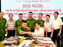 Phòng cảnh sát PCCC&CNCH - Công an thành phố Hà Nội, tổ chức làm việc, hướng dẫn UBND phường Hoàn Kiếm triển khai công tác PCCC và CNCH trên địa bàn.