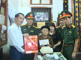 Ban chỉ huy Phòng thủ khu vực 2 Phúc Thọ - Bộ Tư lệnh Thủ đô Hà Nội thăm, tặng quà Mẹ Việt Nam anh hùng Doãn Thị Bé ở thôn Bãi Cháy xã Phúc Lộc
