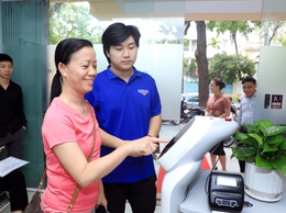 Chuyển đổi số từ cơ sở: Phường Cửa Nam tiên phong ứng dụng robot vào cải cách hành chính