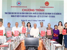 Hội Chữ thập đỏ thành phố Hà Nội tặng 20 suất quà cho người có công ở xã Quảng Bị