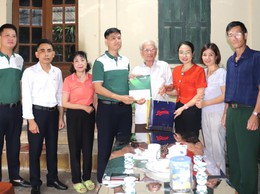 Tri ân người có công: MTTQ xã Bát Tràng và Ngân hàng Vietcombank tặng quà các đồng chí thương binh, bệnh binh và thân nhân Liệt sỹ xã Bát Tràng nhân dịp 27/7/2025