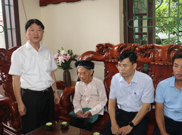 Lãnh đạo xã Thuận An thăm, tặng quà thương bệnh binh, gia đình chính sách nhân dịp kỷ niệm 78 năm Ngày Thương binh Liệt sỹ (27/7/1947- 27/7/2025)