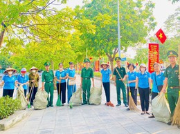 Phường Phú Diễn ra quân tổng vệ sinh môi trường, làm sạch không gian sống