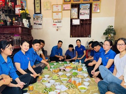 “Bữa cơm nghĩa tình - Ấm áp yêu thương”