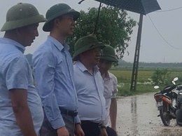 Đồng chí Bí thư Đảng ủy, Chủ tịch HĐND xã Hoàng Anh Tuấn kiểm tra, chỉ đạo công tác phòng, chống bão số 3