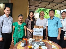 PHÓ BÍ THƯ THƯỜNG TRỰC ĐẢNG ỦY XÃ TRUNG GIÃ THĂM HỎI, TẶNG QUÀ CÁC ĐỐI TƯỢNG CHÍNH SÁCH DỊP 27/7