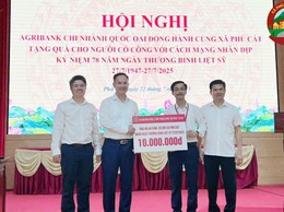 Agribank Chi nhánh Quốc Oai đồng hành cùng xã Phú Cát tri ân người có công với cách mạng
