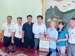 Đồng chí Nguyễn Bá Hoàng - Phó Bí thư Đảng uỷ, Chủ tịch UBND xã Trung Giã thăm, tặng quà Mẹ Việt Nam anh hùng, thân nhân liệt sĩ, thương, bệnh binh nặng nhân kỷ niệm 78 năm Ngày Thương binh - Liệt sĩ (27/7/1947 - 27/7/2025)