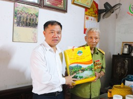 Chủ tịch UBND xã Quốc Oai Nguyễn Trung Thành cùng đại diện lãnh đạo UBND, các phòng, ban đã thăm hỏi, tặng quà gia đình chính sách, người có công trên địa bàn.