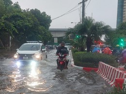 Bão số 3 vào đất liền, gió mạnh, mưa trút xuống Hà Nội